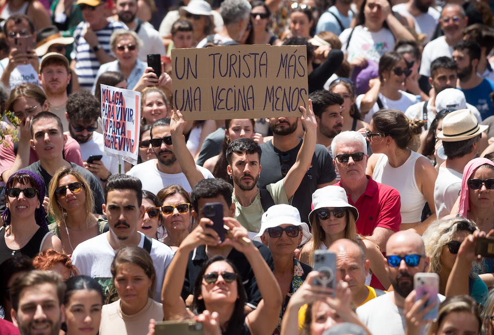 La manifestazione contro il troppo turismo a Malaga, il 29 giugno 2024