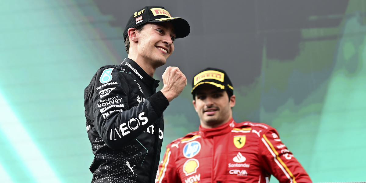 Il pilota inglese della Mercedes George Russell, a sinistra, festeggia la vittoria del Gran Premio d'Austria di Formula 1, 30 giugno 2024 (AP Photo/Christian Bruna)