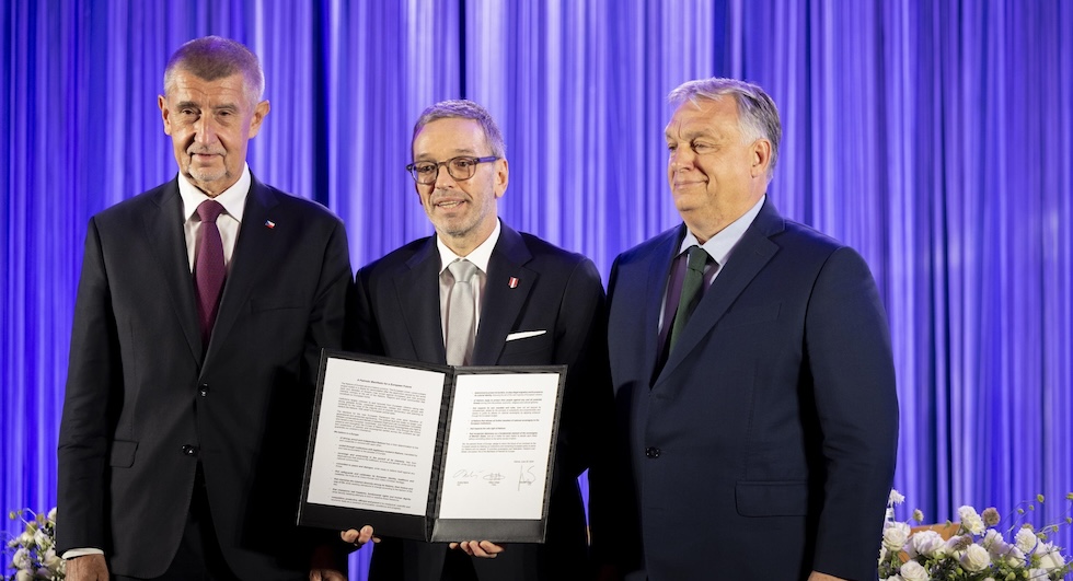 Andrej Babis, leader di ANO, Herbert Kickl, leader dell'FPÖ austriaco, e Viktor Orbán, leader di Fidesz, annunciano un'alleanza tra i loro tre partiti, a Vienna il 30 giugno 