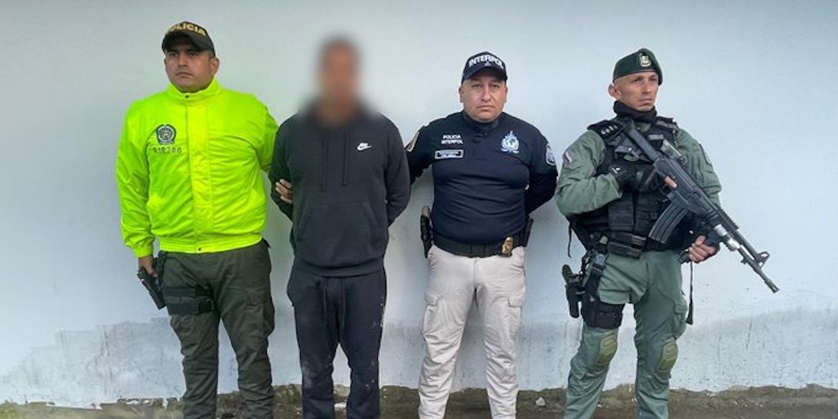 Una foto dell'arresto di Larry Changa pubblicata su X dal ministero della Difesa colombiano (@mindefensa/X)