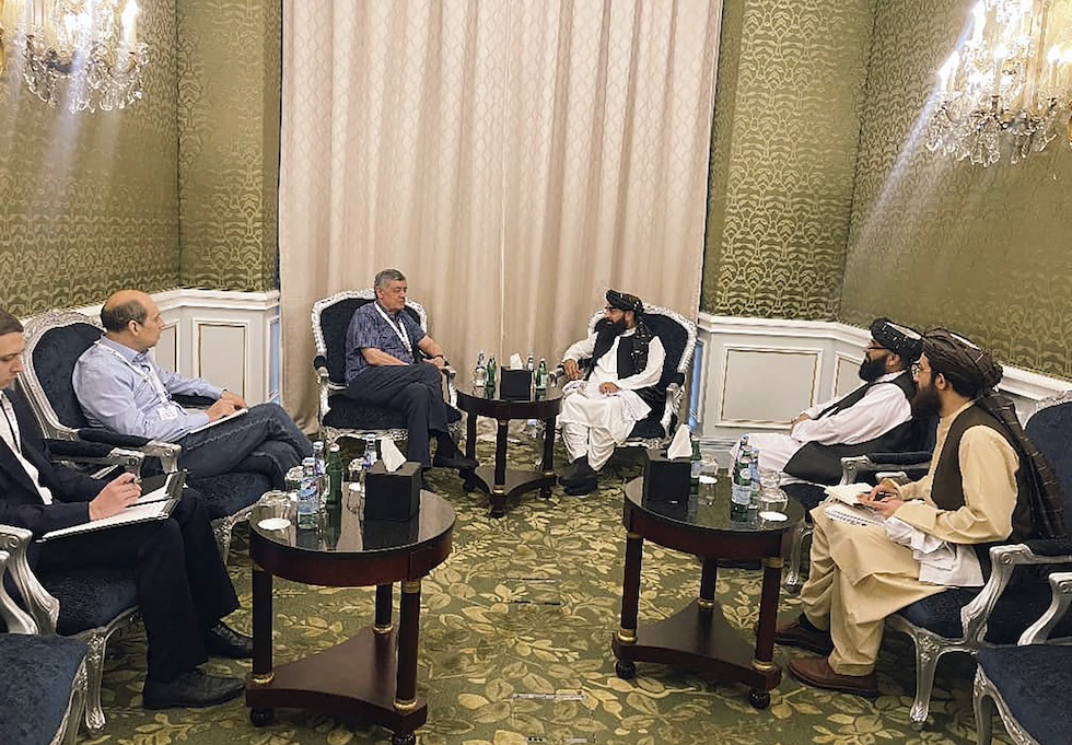 Il portavoce del governo talebano Zabihullah Mujahid incontra l'inviato speciale per la Russia Zamir Kabulov a margine degli incontri di Doha, 30 giugno 2024 (Taliban Spokesman Office via AP)
