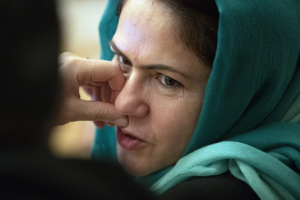 L'ex parlamentare afghana Fawzia Koofi durante i dialoghi di pace intra-afgani del 2019, 5 febbraio 2019 (AP Photo/Pavel Golovkin)