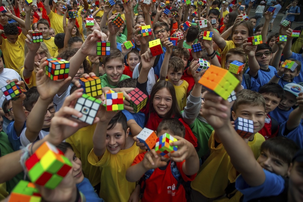 Studenti radunati in occasione di un evento per i 50 anni del cubo di Rubik. Budapest, Ungheria, 12 giugno 2024
