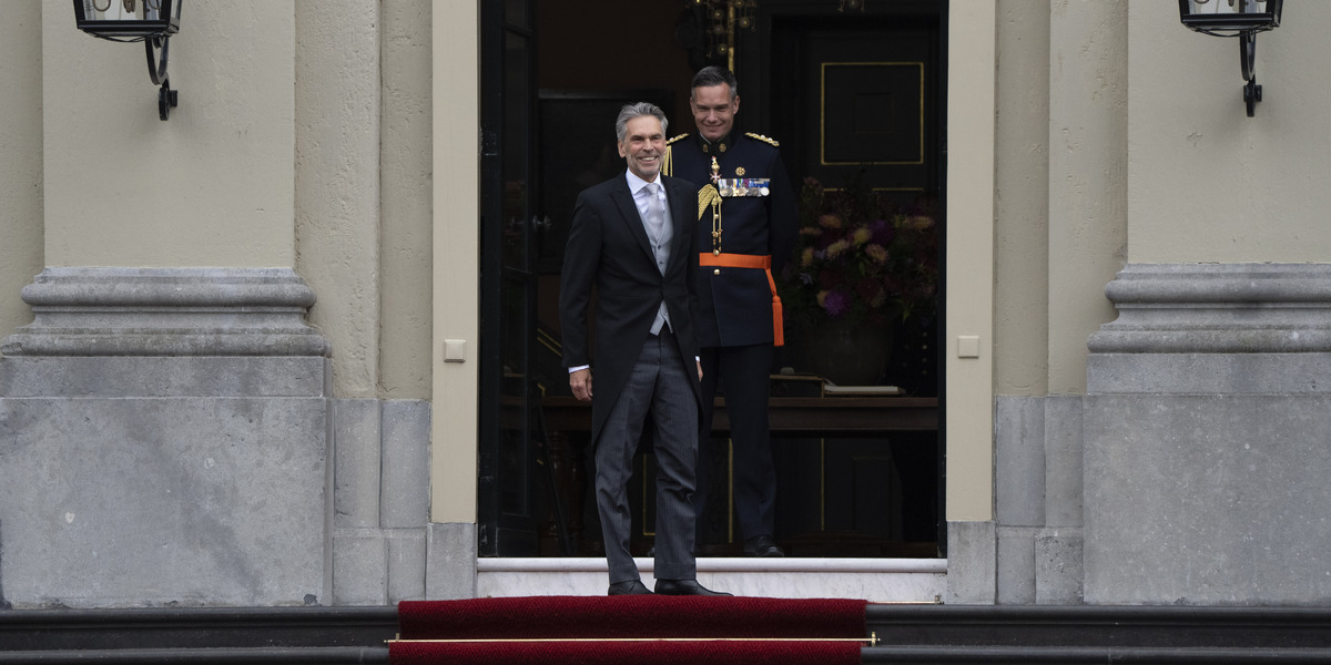 Dick Schoof arriva al palazzo reale dell'Aja per prestare giuramento come primo ministro, il 2 luglio (AP Photo/Peter Dejong)