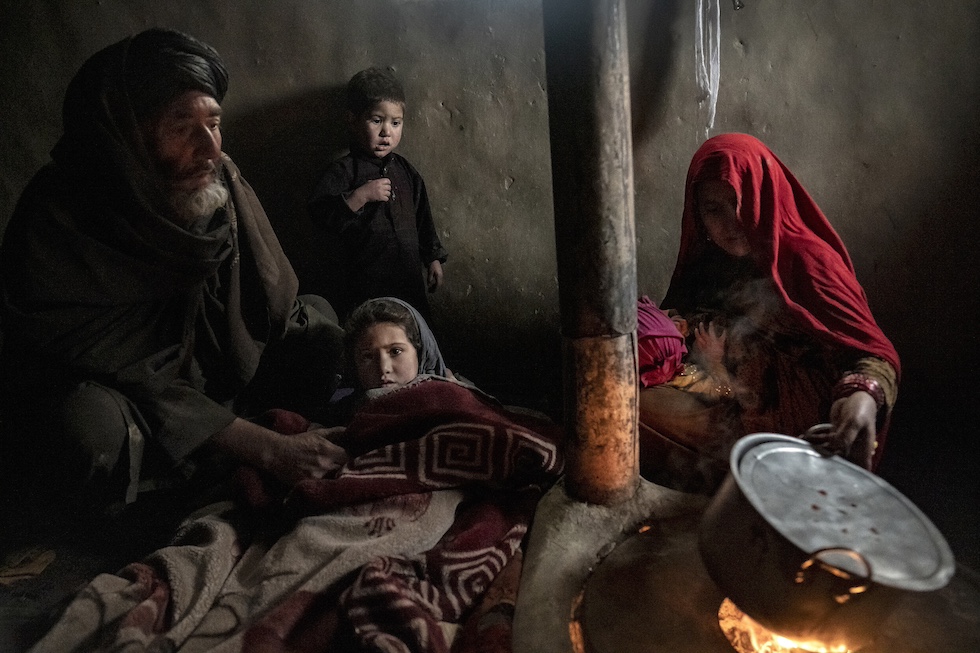 Una famiglia afghana in un campo profughi a Kabul, 9 febbraio 2023 (AP Photo/Ebrahim Noroozi) 