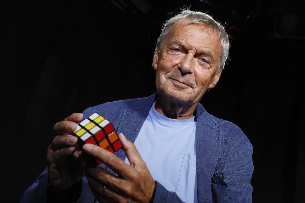 Ernő Rubik con la sua celebre invenzione in una foto del 18 settembre del 2018 