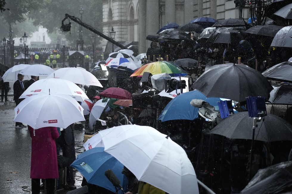 Gli ombrelli dei giornalisti e delle troupe televisive fuori da Downing Street prima del primo discorso da prima ministra di Liz Truss, il 6 settembre 2022