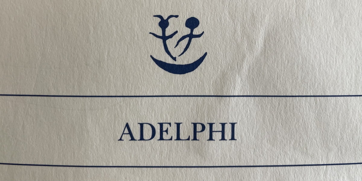 Il logo di Adelphi sulla copertina di un libro