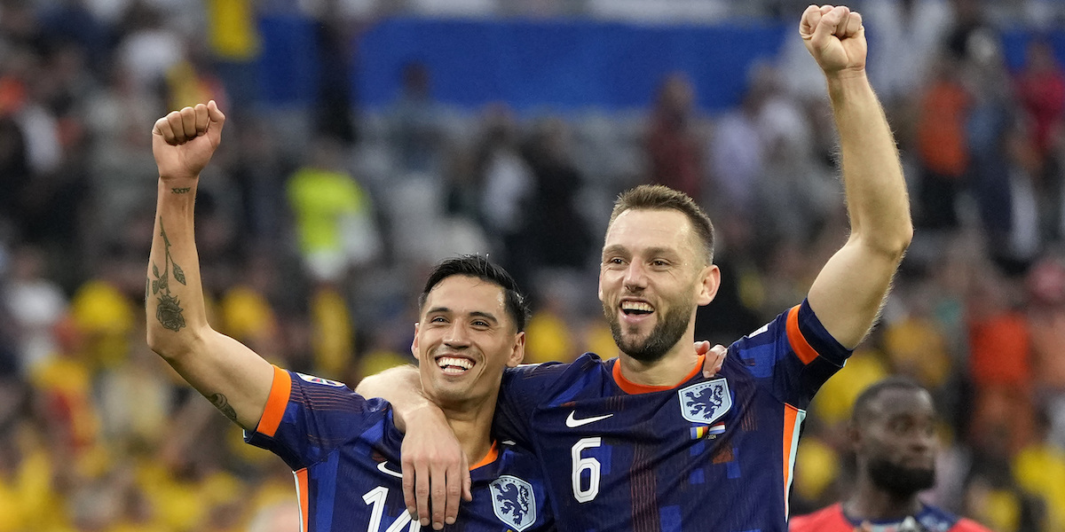 Due calciatori dell'Olanda esultano abbracciati