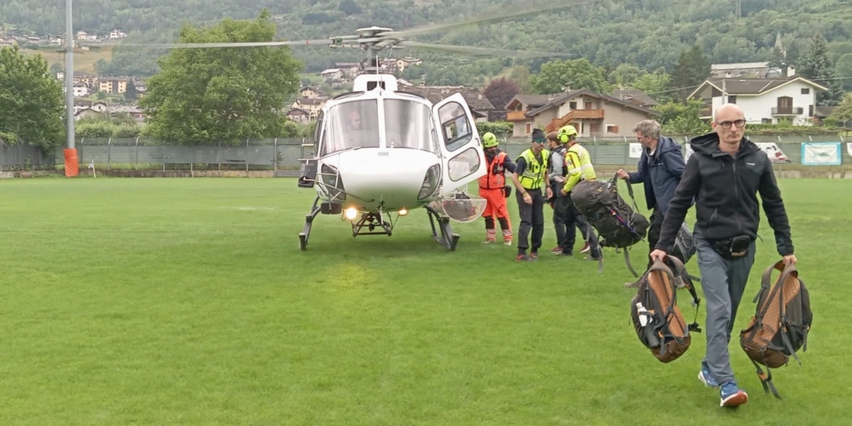 L'arrivo nel fondovalle di un elicottero partito da Cogne, il 30 giugno (ANSA/Cristina Porta)