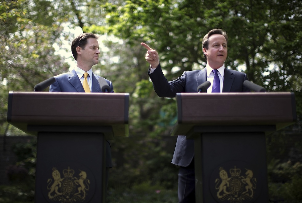 Il leader dei Libdem, Nick Clegg, insieme al primo ministro britannico David Cameron durante la loro prima conferenza stampa congiunta, il 12 maggio 2010