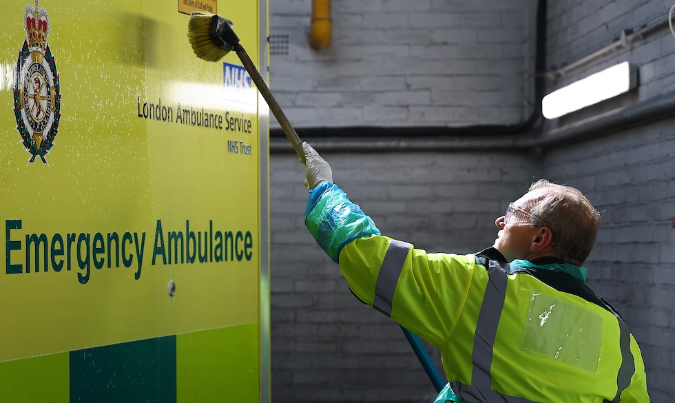 Ed Davey pulisce un'ambulanza di Londra 