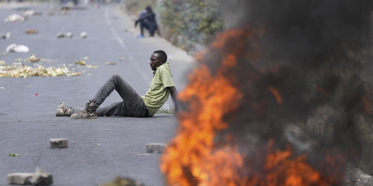 Una foto di alcuni manifestanti sull'autostrada che collega Nairobi e Mombasa, 2 luglio 2024 (AP Photo/Brian Inganga)