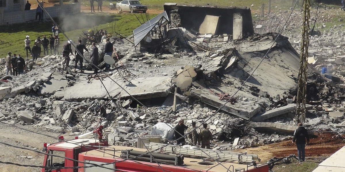 Un edificio distrutto da un bombardamento israeliano a Safri, in Libano, lo scorso marzo