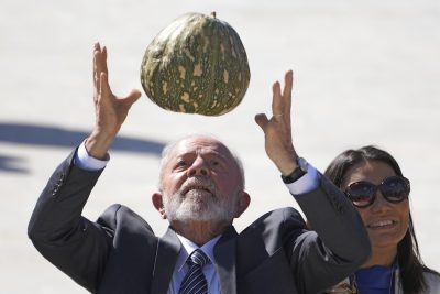 Il presidente brasiliano Luiz Inácio Lula da Silva lancia in aria una zucca in occasione della presentazione del piano federale per l'agricoltura, che prevede finanziamenti per acquistare fertilizzanti e altri sussidi per le imprese del settore. Assieme a lui c'è la first lady, Rosangela da Silva.