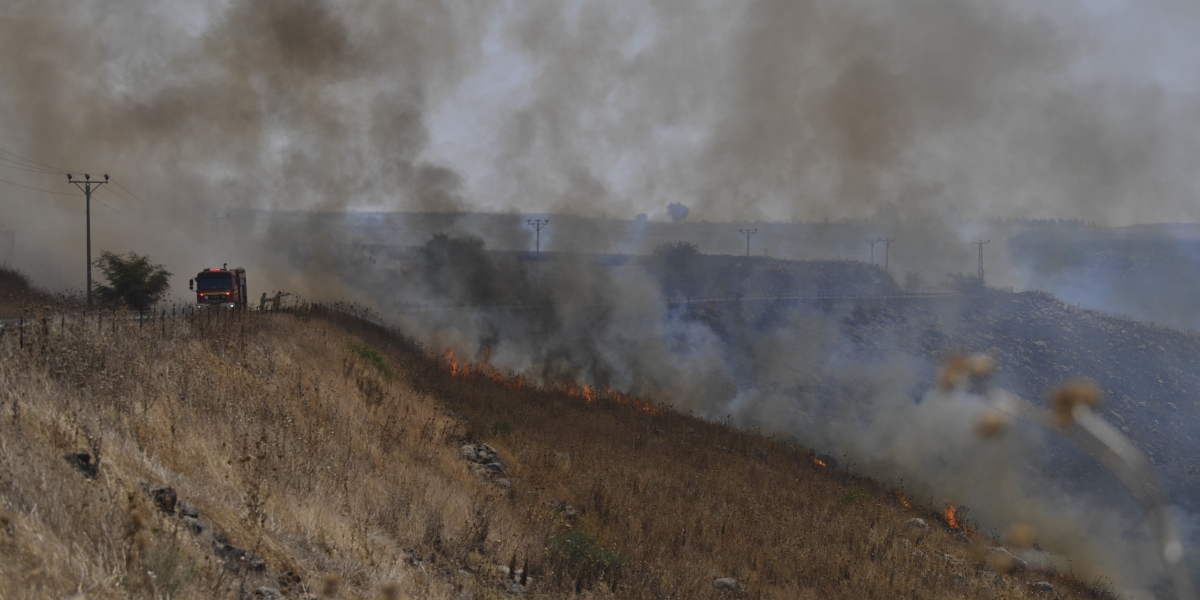 Un incendio causato dall'esplosione dei razzi e dei droni lanciati da Hezbollah, nelle alture del Golan, il 4 luglio 2024