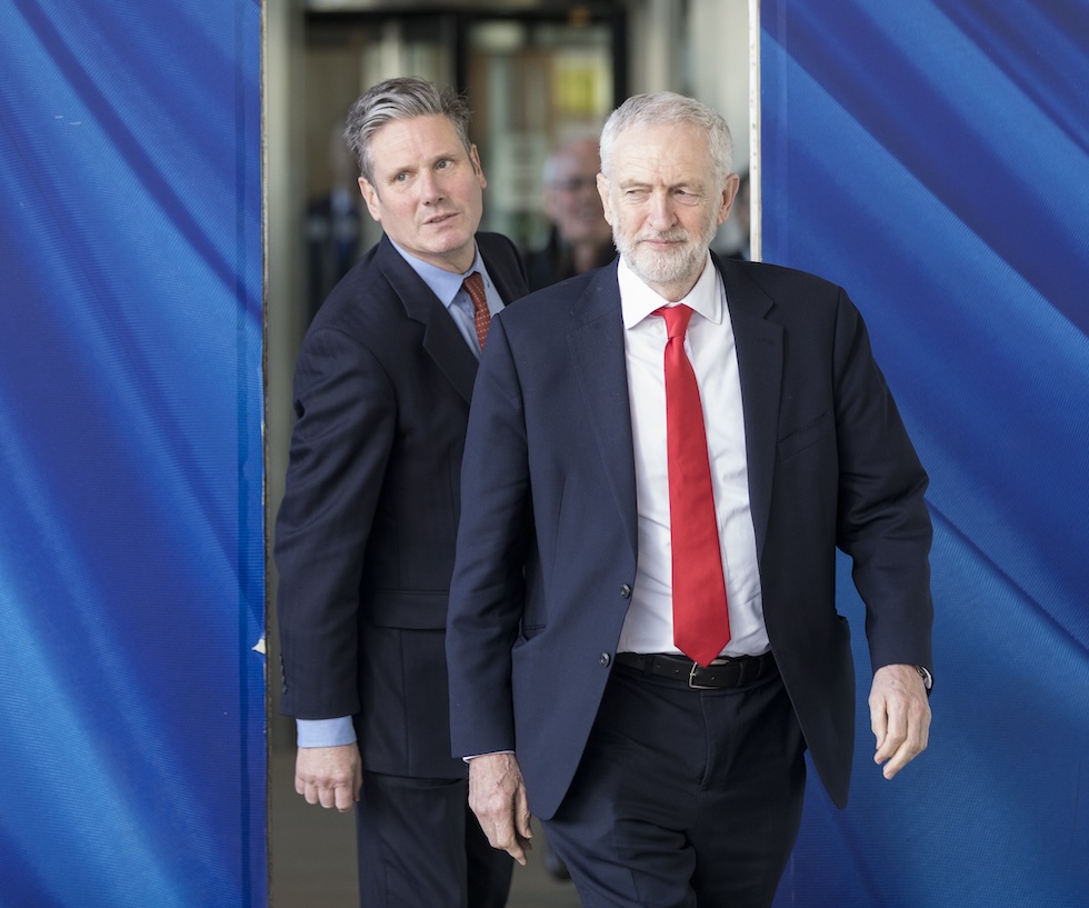 Keir Starmer e l'allora segretario dei Laburisti Jeremy Corbyn nella sede della Commissione Europea, nel marzo del 2019