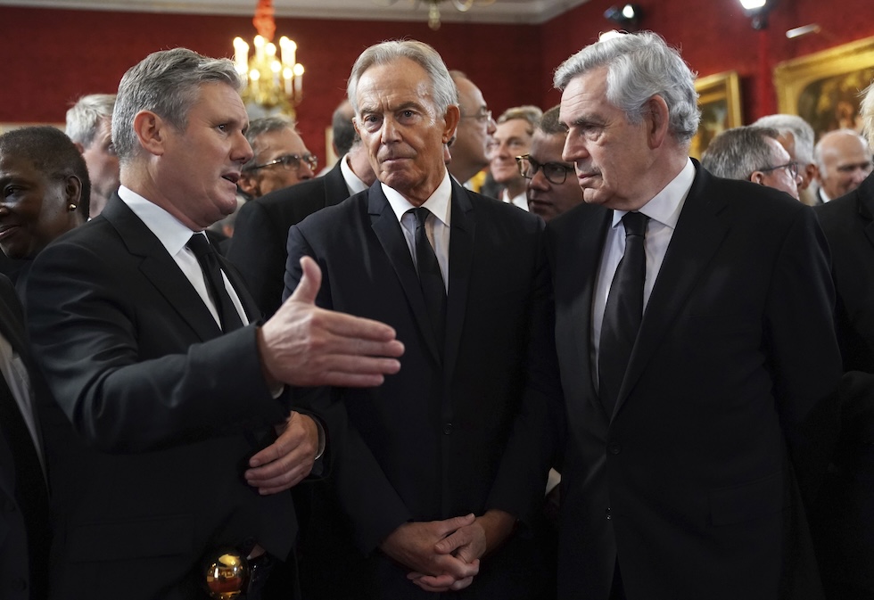 Da sinistra Keir Starmer e gli ultimi due primi ministri dei Laburisti prima di lui: Tony Blair (1997-2007) e Gordon Brown (2007-2010) 