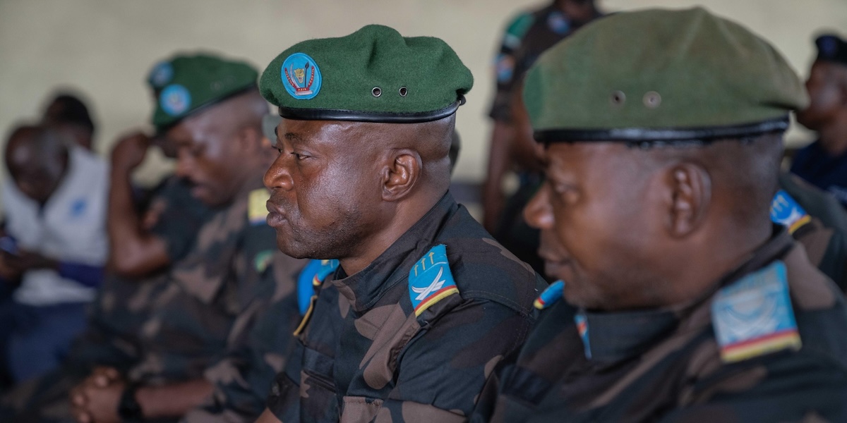 Alcuni soldati in tribunale a Goma, nella Repubblica Democratica del Congo, il 3 maggio del 2024