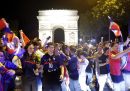 Foto di tifosi francesi festeggiano sulle Champs-Élysées dopo la vittoria ai quarti di finale degli Europei di calcio