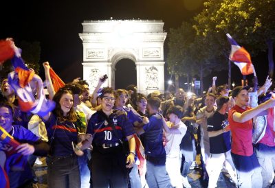 Foto di tifosi francesi festeggiano sulle Champs-Élysées dopo la vittoria ai quarti di finale degli Europei di calcio