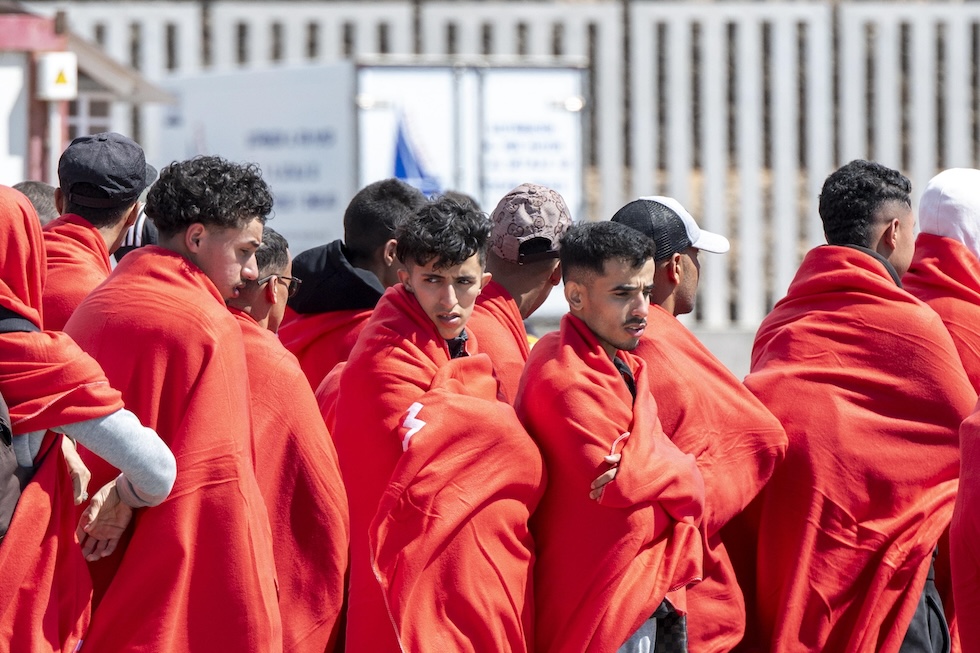 Alcune persone migranti soccorse in mare arrivano ad Arrecife, sull'isola di Lanzarote, il 9 giugno 