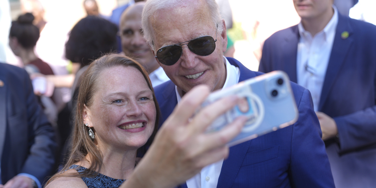 Joe Biden con una sostenitrice, il 7 luglio 2024 (AP Photo/Manuel Balce Ceneta)