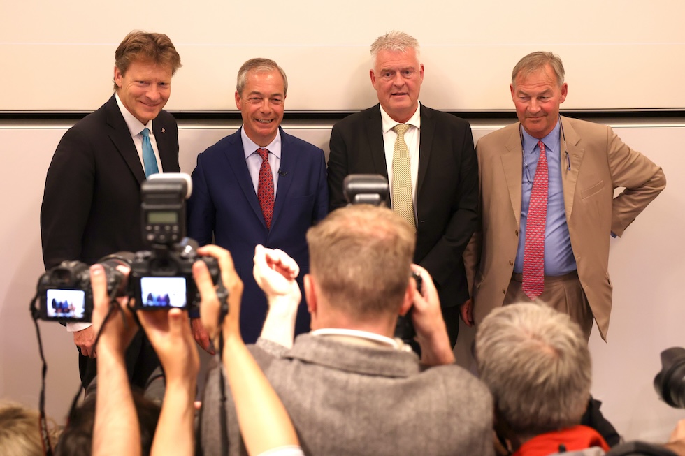 Quattro dei cinque deputati di Reform UK: Richard Tice, Nigel Farage, Lee Anderson e Rupert Lowe, a Londra il 5 luglio