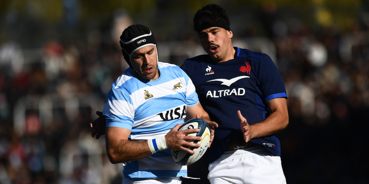 Il giocatore rugbista della nazionale francese Hugo Auradou (a destra) e l'argentino Matias Alemanno durante la partita tra Francia e Argentina di sabato scorso, Mendoza, Argentina, 6 luglio 2024. (Rodrigo Valle/Getty Images)