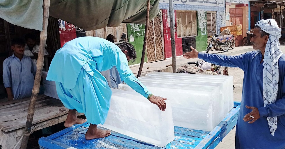 Alcuni venditori di ghiaccio a Naudero, in Pakistan, il 30 maggio 