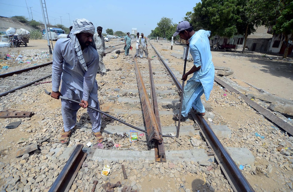 Alcuni operai al lavoro sulla ferrovia di Karachi, il 24 giugno