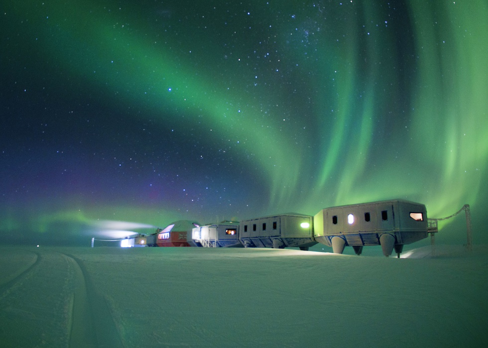 L'aurora polare all'esterno della stazione