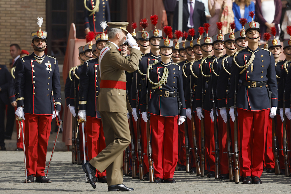 Il re Felipe VI, capo delle forze armate, passa in rassegna gli allievi dell'accademia militare di Saragozza