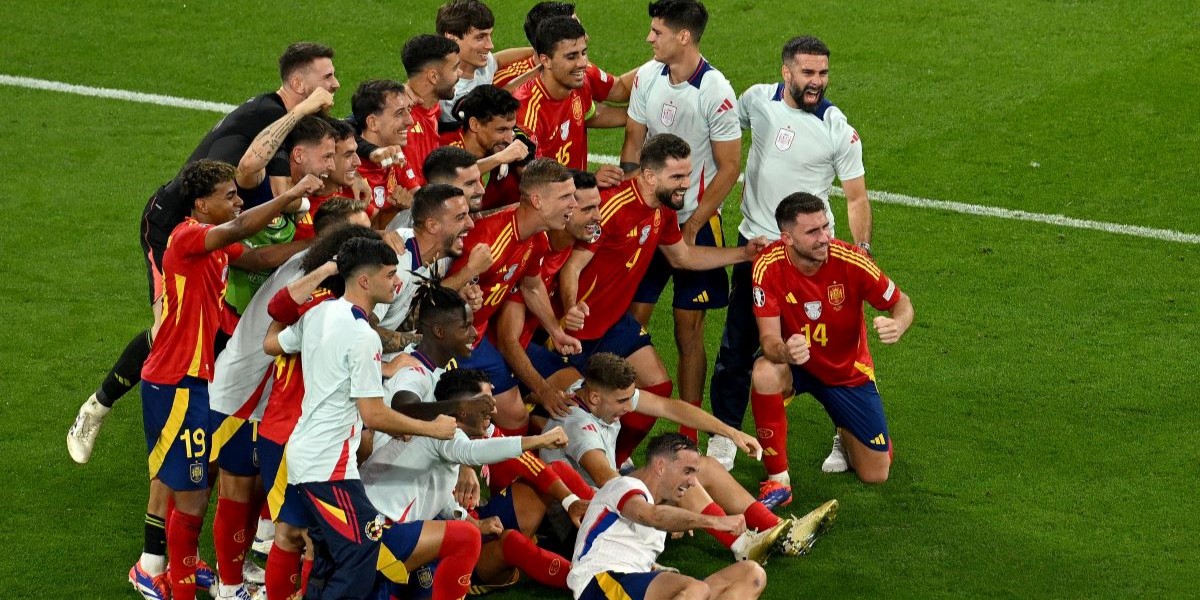 L'esultanza della Spagna alla fine della partita (Matthias Hangst/Getty Images)