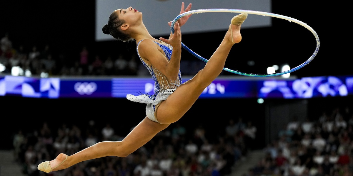 Sofia Raffaeli durante la prova col cerchio (AP Photo/Francisco Seco)