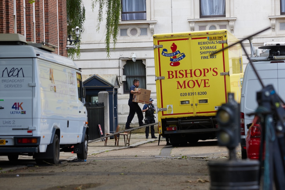 Un camion di traslochi fuori da Downing Street, la residenza ufficiale del primo ministro britannico, il 7 luglio