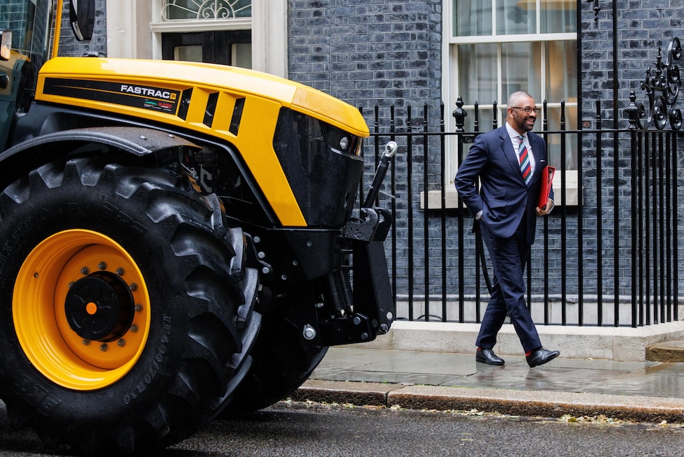 James Cleverly fuori da Downing Street, lo scorso maggio