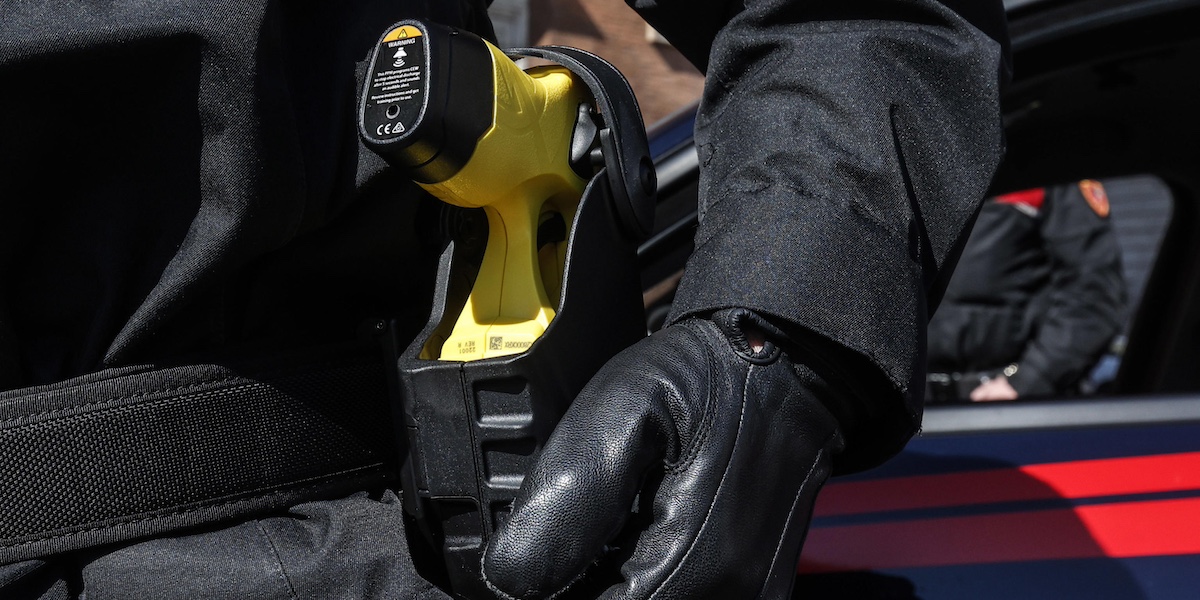 Un carabiniere con un taser a Roma, nel 2022 (ANSA/GIUSEPPE LAMI)