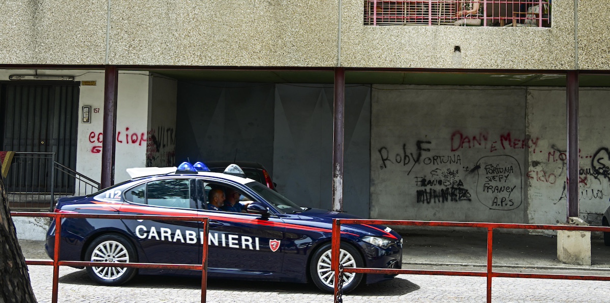 Un intervento dei carabinieri a Napoli (ANSA/CIRO FUSO)