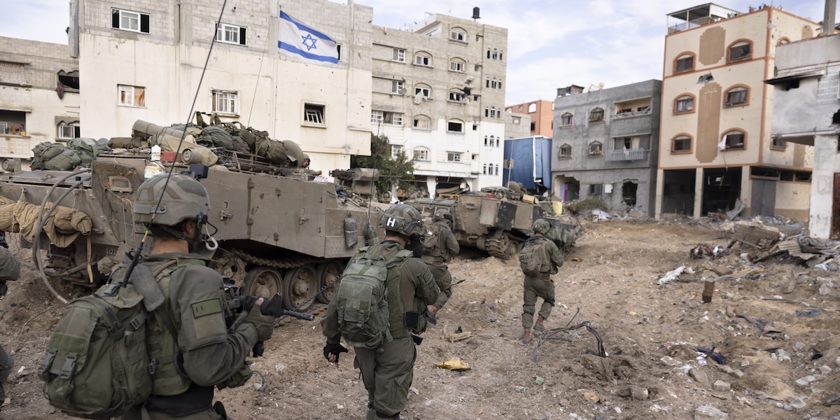 Soldati israeliani nel quartiere Shejaiya (AP Photo/Moti Milrod, Haaretz)