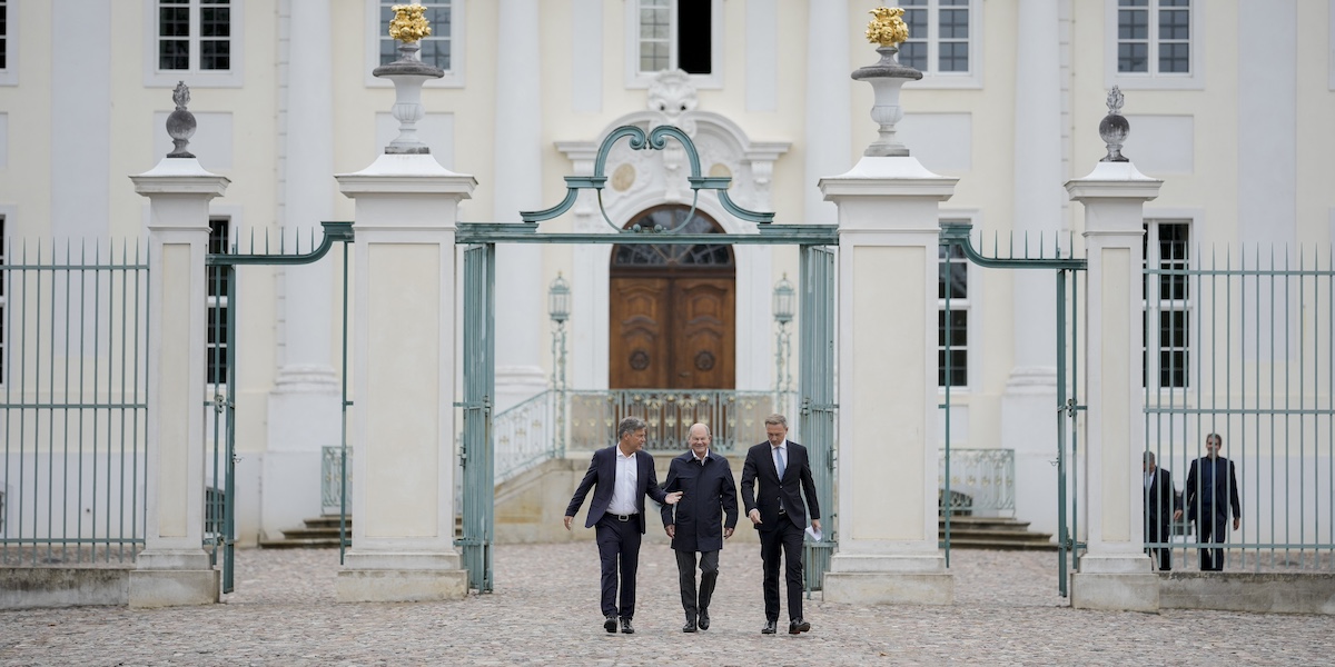 Una foto di (da sinistra): il ministro dell'Economia e dell'Ambiente Robert Habeck, il cancelliere Olaf Scholz e il ministro delle Finanze Christian Lindner, (AP Photo/Markus Schreiber)