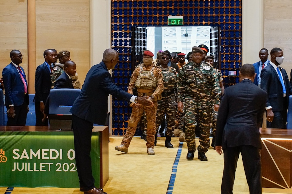 Il capo della giunta militare nigerina, il generale Abdourahmane Tchiani, arriva al summit di Niamey, il 6 luglio (EPA/ISSIFOU DJIBO)