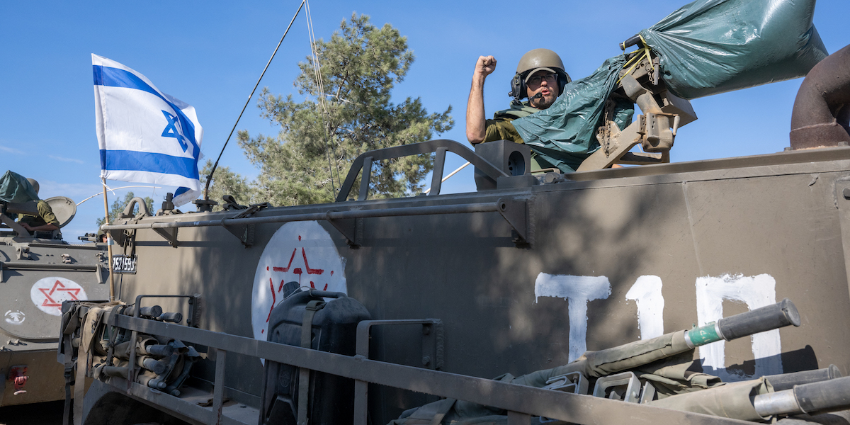 Soldati dell'IDF sui carri armati nel kibbutz di Be'eri, Israele, ​​17 ottobre 2023 (Alexi J. Rosenfeld/Getty Images)