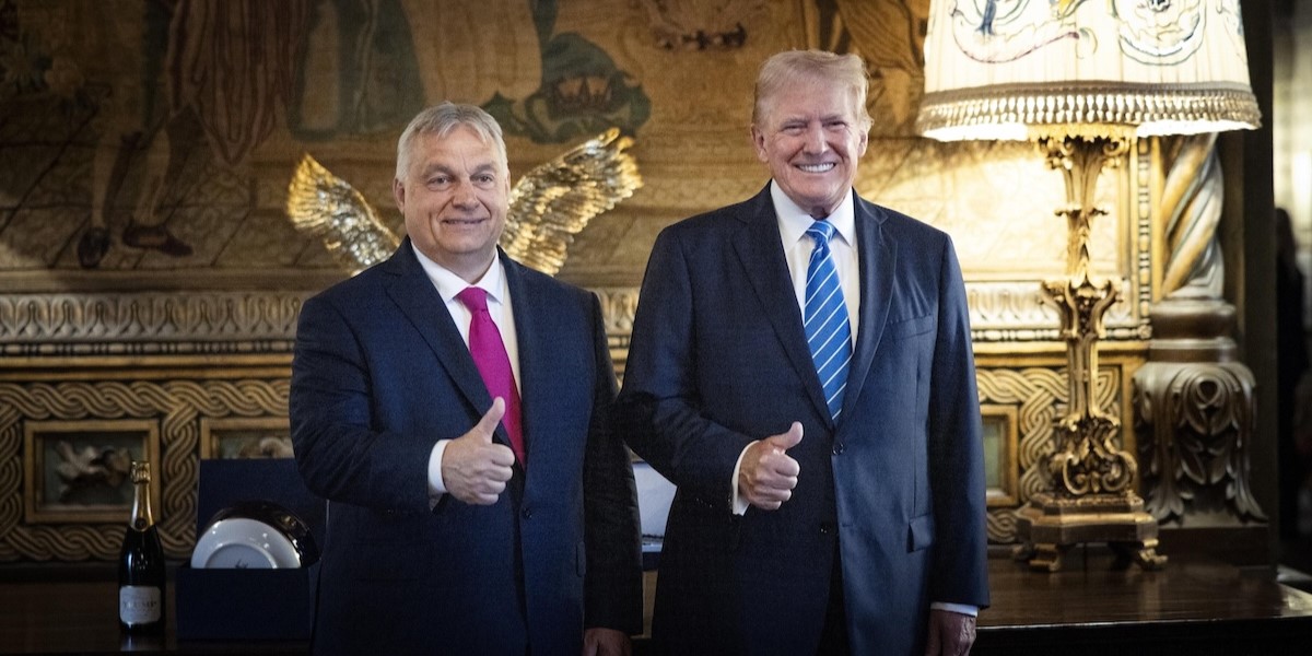 Viktor Orbán e l'ex presidente statunitense Donald Trump nella residenza di Trump Mar-a-Lago a Palm Beach, Florida, 11 luglio
(EPA/Zoltan Fischer/ansa)