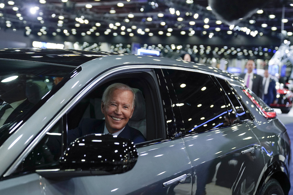 Joe Biden in visita a una fabbrica della Cadillac l'11 luglio 2024