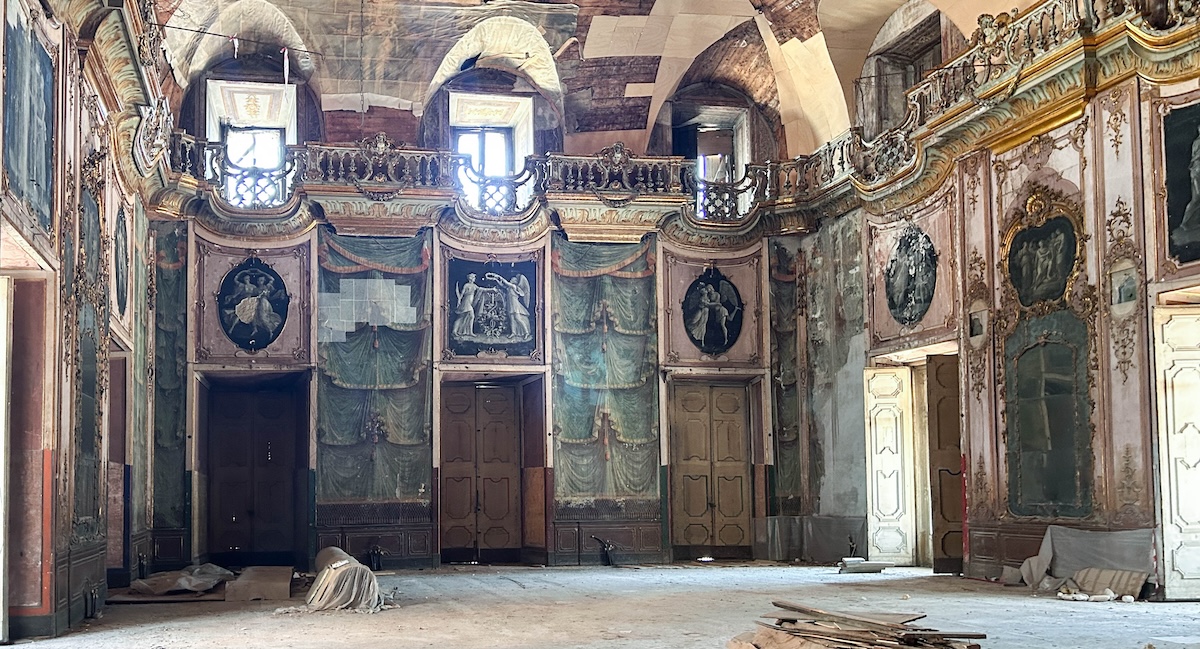 Una foto del salone da ballo di Palazzo Carafa di Maddaloni