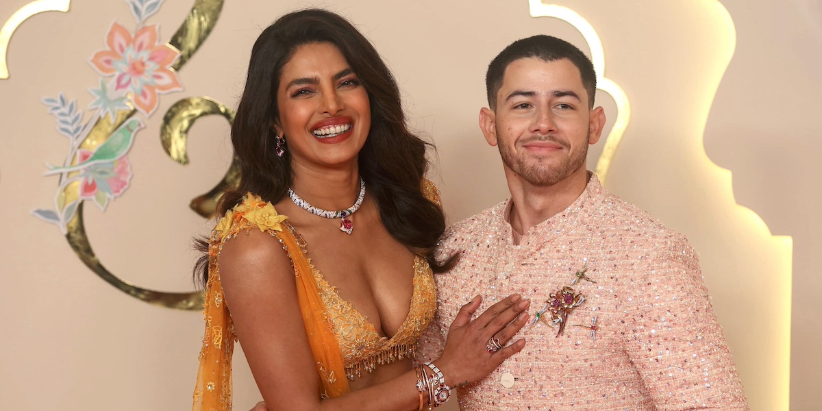 L'attrice indiana Priyanka Chopra e suo marito, il cantante statunitense Nick Jonas (ANSA/EPA/DIVYAKANT SOLANKI)