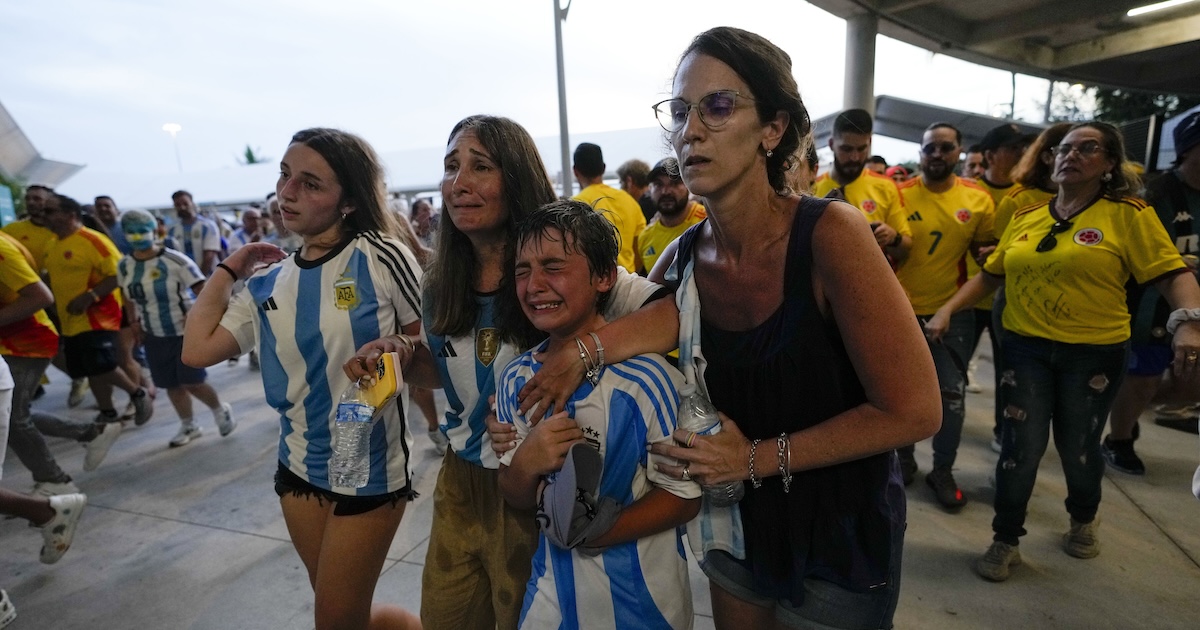 Tifosi argentini riescono a entrare all'Hard Rock Stadium di Miami dopo i disordini prima della finale di Copa América (AP Photo/Lynne Sladky)