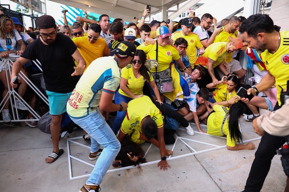 Una foto di tifosi che provano ad entrare nello stadio