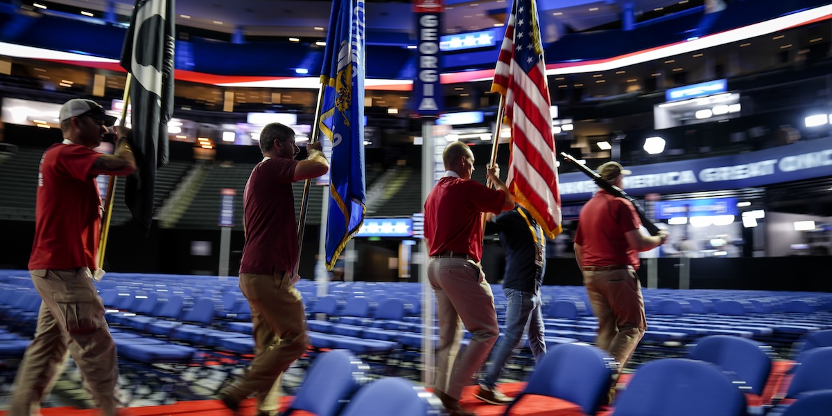 La scorta armata per trasportare le bandiere (AP Photo/Matt Rourke)